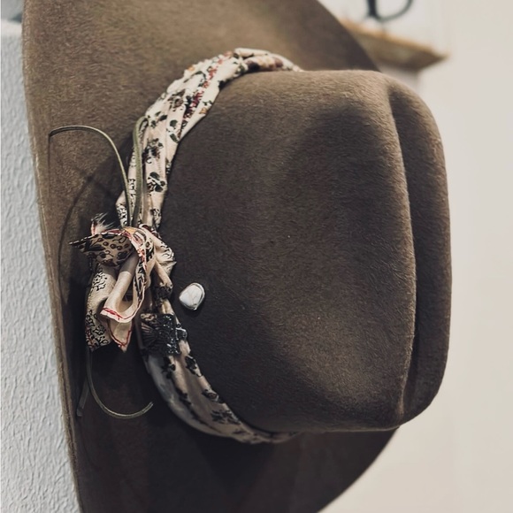Custom wool felt hat by Howdyhatbar&Co.